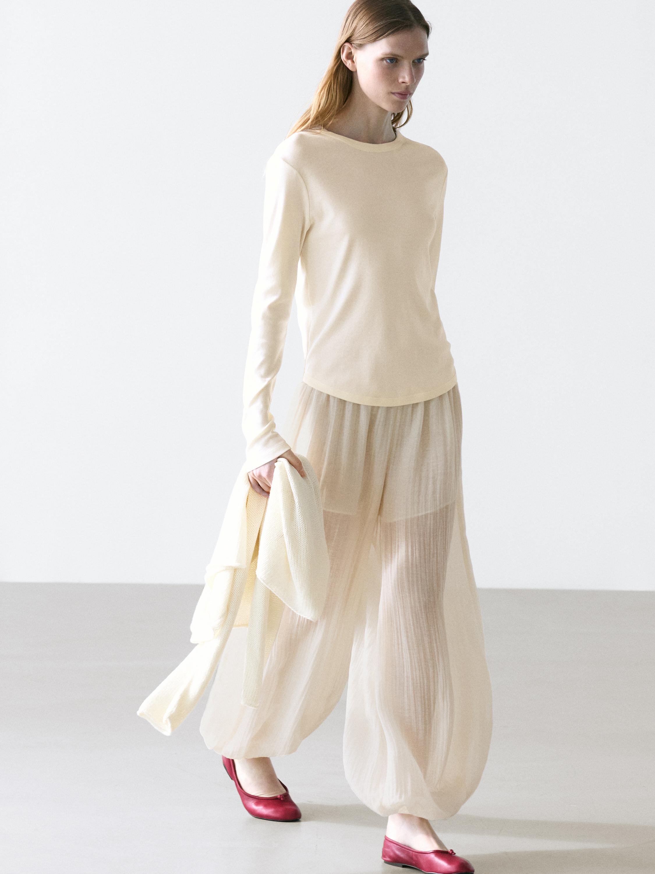 Long sleeve T-shirt with rounded hem